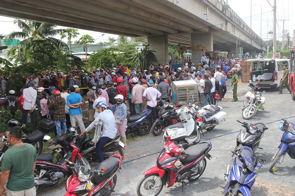 Ô tô và xe cẩu tông nhau trên cầu rơi xuống kênh ở Bến Tre, 1 người chết - Ảnh 4. Ô tô và xe cẩu tông nhau trên cầu rơi xuống kênh ở Bến Tre, 1 người chết - Ảnh 4.