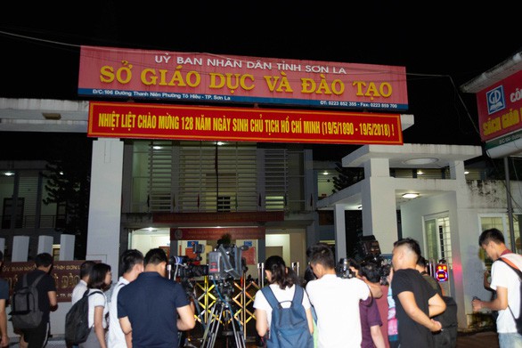 Các phóng viên chờ phỏng vấn lãnh đạo Bộ GD&ĐT trước cổng Sở GD&ĐT Sơn La liên quan đến vụ gian lận thi cử ở tỉnh này.