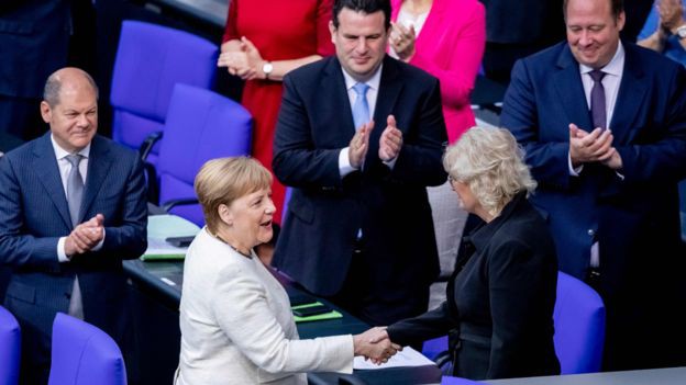 
Bà Merkel, trung tâm, dường như đã ở trạng thái tốt ngay sau đó. Ảnh: AFP/BBC
