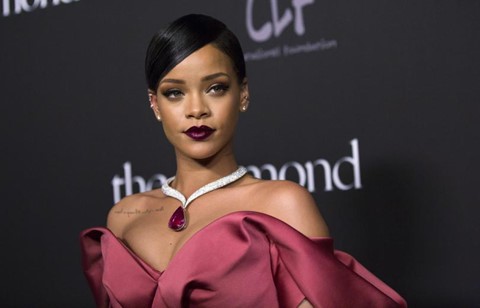 
Theo Forbes ước tính vào đầu tháng 6/2019, Rihanna trở thành nữ ca sĩ giàu nhất thế giới với khối tài sản trị giá 600 triệu USD . Cô đã vượt qua những tên tuổi danh tiếng khác như Madonna ( 570 triệu USD ), Celine Dion ( 450 triệu USD ) hay Beyonce ( 400 triệu USD ). Ảnh: Reuters. 





Biệt thự tại khu phố Hollywood Hills rộng hơn 660 m2 với 6 phòng ngủ và 8 phòng tắm. Rihanna mua nó vào năm 2017 với giá 6,8 triệu USD .







Bất động sản là tổ hợp bao gồm 2 ngôi nhà mang phong cách Địa Trung Hải được ngăn cách bởi hồ bơi ngoài trời.







Tiền sảnh thanh lịch được thiết kế tinh xảo với sàn đá cẩm thạch, ô cửa hình vòm và đèn chùm vàng.







Phòng khách với sofa, lò sưởi, và đặc biệt là đàn piano rất phù hợp để nữ diva giải trí, thư giãn cùng gia đình và bạn bè.







Phòng khách được thiết kế đơn giản nhưng lại có riêng những điểm nhấn kiến trúc đặc sắc.







Những khung cửa sổ bằng thép dẫn ánh sáng thiên nhiên đi vào phòng ăn.







Nhà bếp sang trọng với dụng cụ nấu nướng tân tiến cùng những nội thất được thiết kế tinh xảo.







Rạp chiếu phim trong nhà với tông màu tím chủ đạo cùng bộ ghế được bọc da.







Biệt thự có đến 4 phòng ngủ dành cho khách đến chơi. Mỗi phòng đều được tích hợp một phòng tắm bên trong.







Phòng tắm mang phong cách đương đại được trang trí với những vật phẩm xa xỉ.







Nội thất bên trong phòng ngủ dành cho khách là sự kết hợp giữa truyền thống và đương thời.







Phòng ngủ chính rộng rãi, hiện đại, và có cả một không gian tiếp khách riêng.







Không gian tiếp khách trong phòng ngủ chính là nơi chủ nhân biệt thự có thể tận hưởng những phút giây thư thái. Các ô cửa sổ rộng lớn mở ra khung cảnh đẹp như tranh vẽ của trung tâm Hollywood.







Phòng tắm chính rộng lớn với những thiết bị cao cấp.



 





Biệt thự sở hữu nhiều không gian thư giãn ngoài trời với những sàn nhà và hiên nhà được trang bị các bộ bàn ghế.



 





Ngay trên nhà để xe là phòng tập thể dục.







Hồ bơi và bồn tắm nước nóng ngoài trời. Những chiếc ghế dài phục vụ cho việc tắm nắng.







Bất động sản luôn đảm bảo tính riêng tư khi được bao quanh bởi tường cao và hàng cây tốt tươi.


