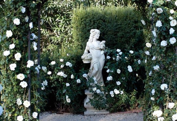
Bên cạnh những bụi hoa, Oprah còn tô điểm cho khu vườn của mình những bức tượng mang ý nghĩa tôn giáo.
