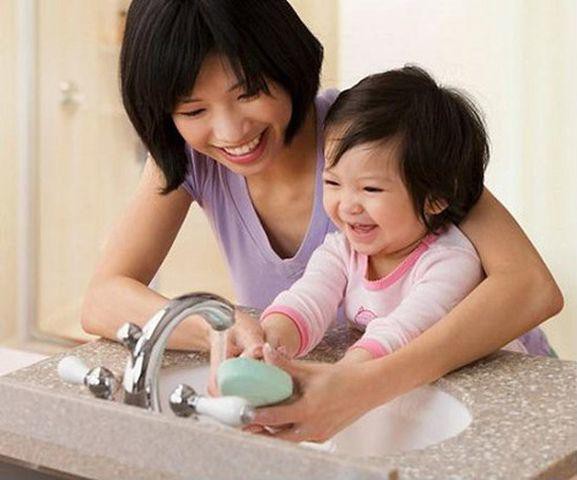 
Cha mẹ nên tập cho trẻ có thói quen rửa tay trước và sau khi ăn
