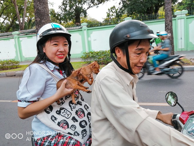 Ông bố khiến con gái cười không ngừng vì giấu 2 vị khách đặc biệt trong áo, chờ sẵn ngoài trường thi-4