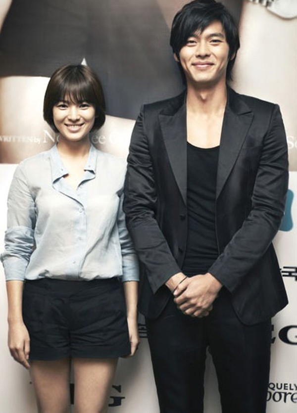 Song Hye Kyo bên cạnh Huyn Bin.
