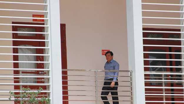 
Ông Hoàng Tiến Đức - Giám đốc Sở GD&ĐT tỉnh Sơn La xuất hiện sau khi cơ quan công an khởi tố một số cán bộ của sở hồi cuối tháng 7/2018.
