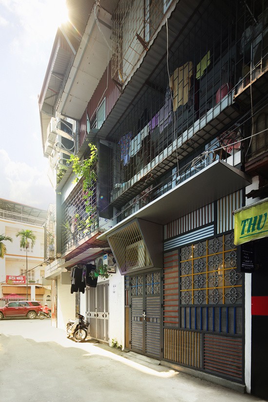 Căn hộ nằm ở tầng trệt khu tập thể 4 tầng ở quận Ba Đình, Hà Nội, được đưa vào sử dụng từ đầu những năm 1990. Từ diện tích ban đầu dạng ống (3,4 x 9,0 m), theo thời gian, căn hộ được cơi nới ra cả hai phía, tổng chiều dài 16m.