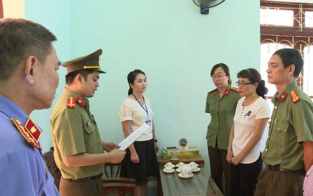 Nguyễn Thị Hồng Nga (áo trắng bên phải) giữ vai trò át chủ bài trong đường dây sửa điểm ở Sơn La. Ảnh: Công an cung cấp