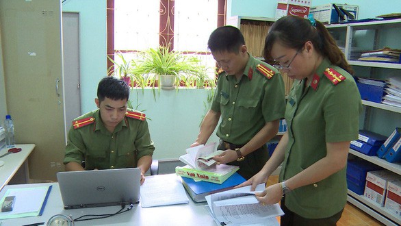 Cơ quan an ninh điều tra Công an tỉnh Sơn La khám xét nơi làm việc các đối tượng liên quan vụ gian lận điểm thi THPT quốc gia 2018.