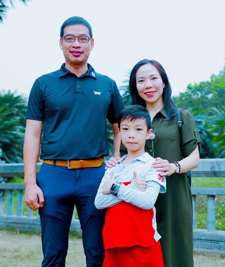 
Bé Duy Hải cùng bố mẹ năm 2017 khi cậu bé về thăm quê ngoại. Ảnh: T.T.
