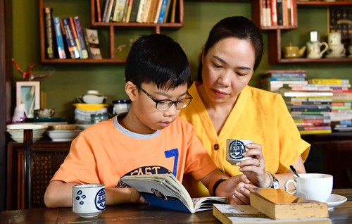 
Chị Trà đã kiên trì bên con những năm đầu cậu bé bị chẩn đoán rối loạn ngôn ngữ, để tích lũy vốn từ, vốn kiến thức cho con. Ảnh: T.T.

