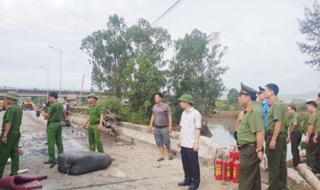 
Giám đốc Công an tỉnh Thanh Hóa - Thiếu tướng Nguyễn Hải Trung có mặt tại hiện trường trực tiếp chỉ đạo công tác cứu hộ, cứu nạn
