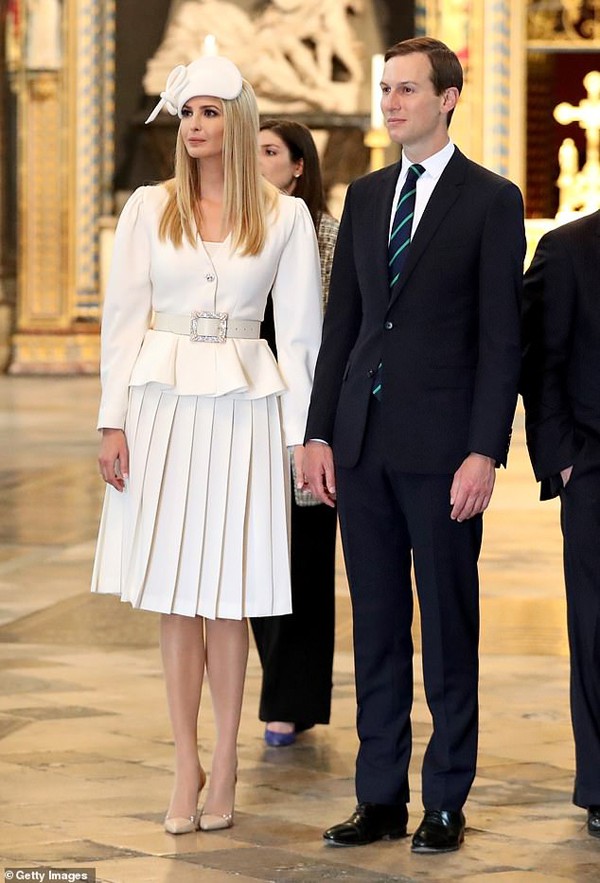 Khi đứng cạnh chồng, Ivanka Trump giữ được thần thái sang trọng, lịch sự.