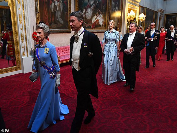 Ivanka Trump trong bữa tiệc tối của hoàng gia Anh vào ngày 3/6. Chiếc đầm cô mặc là hàng số lượng có hạn của một hãng thời trang nổi tiếng ở Mỹ. 