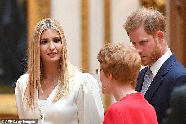 Ivanka nền nã trong bộ đầm màu trắng sữa khi đi giao thiệp cùng Hoàng tử Harry.