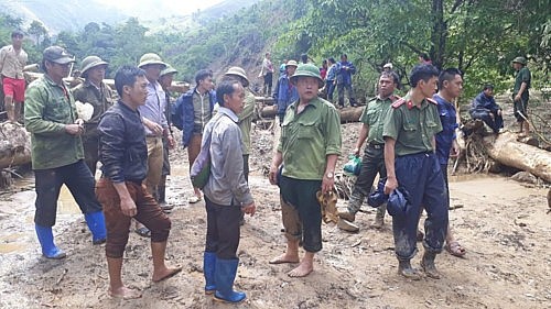 
Lãnh đạo và nhân dân huyện Điện Biên Đông tìm kiếm người bị lũ cuốn.
