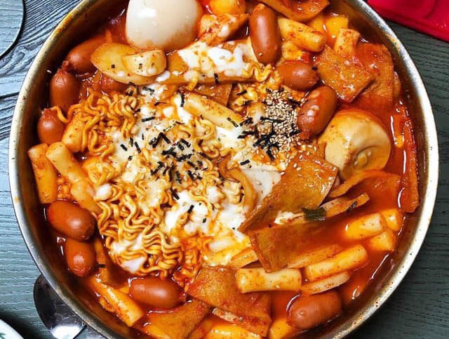 
Lẩu tokbokki Hàn Quốc gây sốt trên thị trường thời gian gần đây
