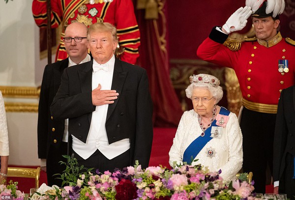
Ông Trump dành lời ca ngợi Nữ hoàng Anh.
