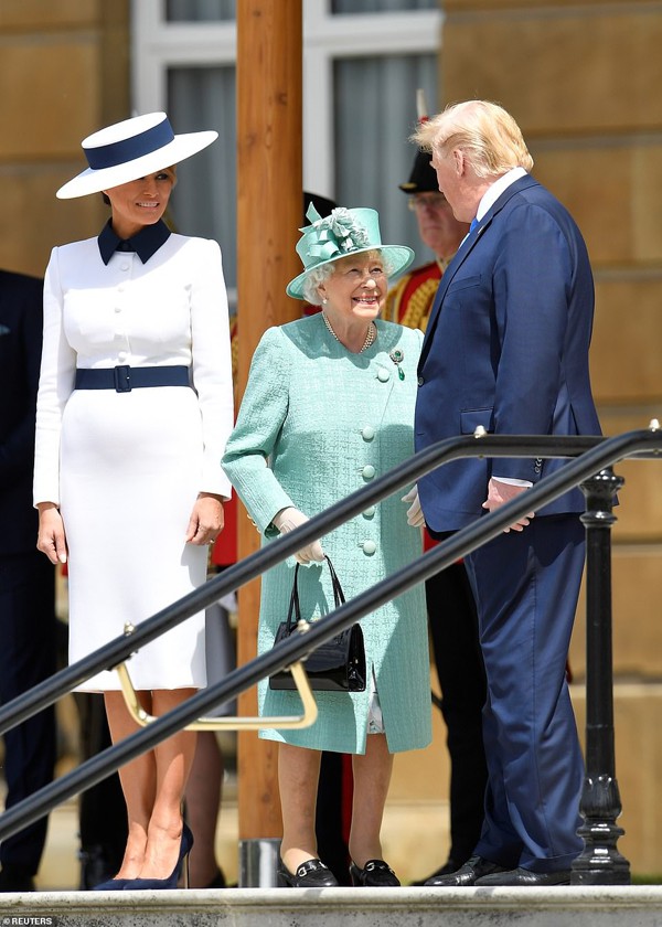 
Nữ hoàng Anh ra tận sân bay để đón vợ chồng Tổng thống Donald Trump.
