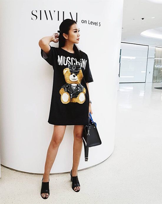 Chiếc T-shirt dáng dài của hãng Moschino, in hình gấu Teddy Bear cá tính đặc trưng phong cách của hãng với giá 28 triệu đồng.