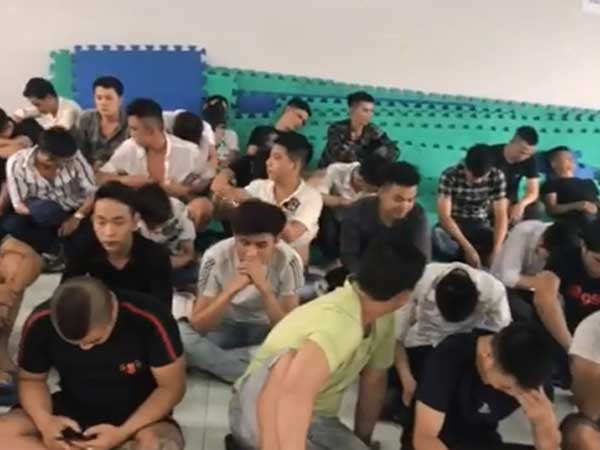 Một số người bị đưa về trụ sở Công an để làm rõ.