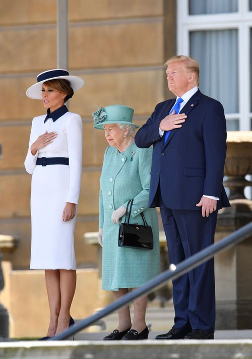 Vợ chồng ông Trump đứng cạnh Nữ hoàng Anh trong lễ đón trưa 3/6. Ảnh: AFP.