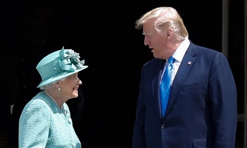 Nữ hoàng Elizabeth II (trái) và Tổng thống Trump trong lễ đón hôm 3/6.