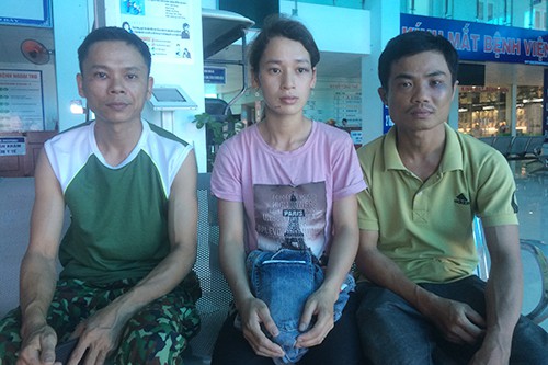 
Anh Hưng (trái) và vợ chồng anh Thái, chị Kiều bị đánh nhập viện. Ảnh: Hoàng Táo
