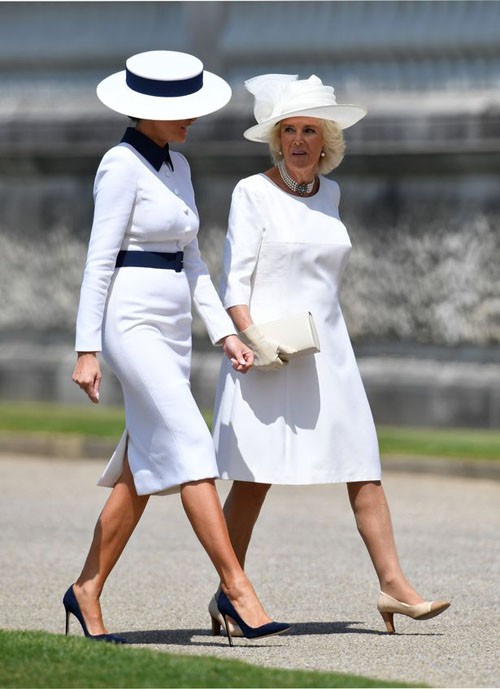 Đệ nhất phu nhân Mỹ trò chuyện cùng Nữ công tước xứ Cornwall Camilla ở Điện Buckingham. Ảnh: AFP.