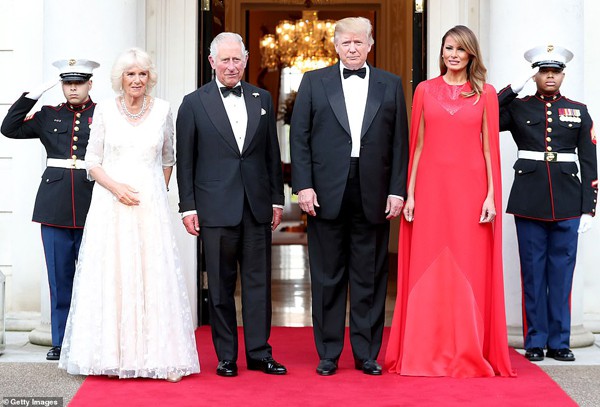 
Bà Melania Trump gây ấn tượng với trang phục đỏ nổi bật mà vẫn thanh lịch.
