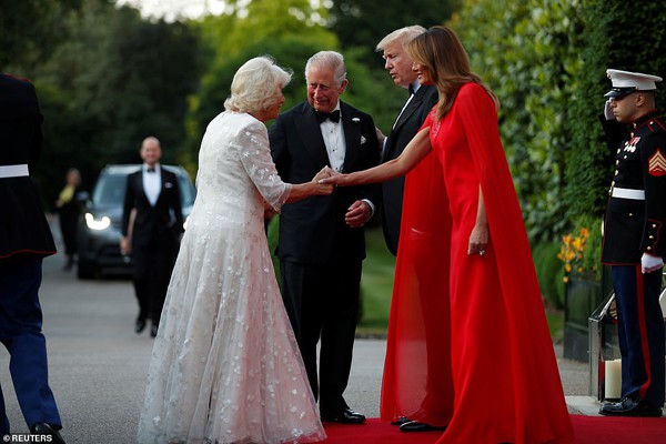 
Thái tử Charles và bà Camilla đón tiếp vợ chồng Tổng thống Trump ở trước cửa lâu đài.

