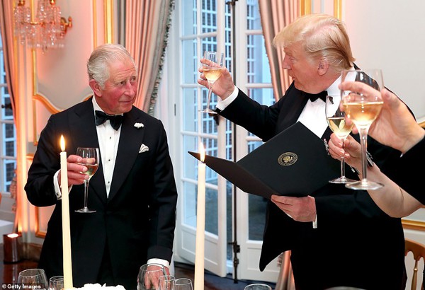 
Ông Trump vui vẻ nâng ly cùng Thái tử Charles.
