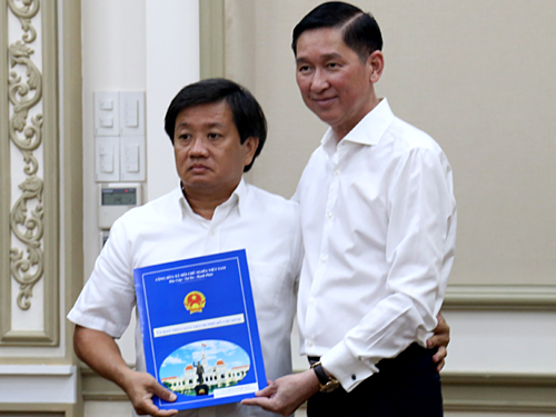 Ông Đoàn Ngọc Hải nhận quyết định làm Phó tổng giám đốc Công ty Xây dựng Sài Gòn sáng nay.