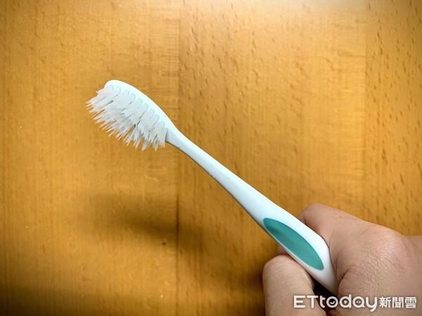 
Người phụ nữ dùng bàn chải đánh răng để cọ vùng kín. (Ảnh minh họa)
