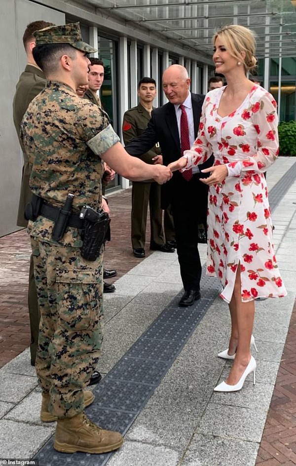 Vừa đáp xuống sân bay, Ivanka Trump đã đến gặp gỡ và thăm hỏi các sỹ quan của lực lượng quân sự Mỹ tại Hà Lan.