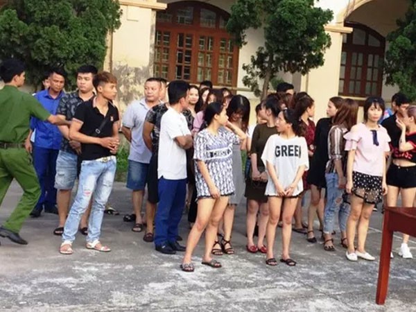 Hàng chục nam nữ bị bắt khi sử dung ma túy trong quán karaoke ở Ninh Bình