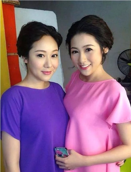 Á hậu Tú Anh và Hoa hậu Ngô Phương Lan cũng từng bị nhầm là chị em. Trong bức ảnh, hai người giống nhau như hai giọt nước.