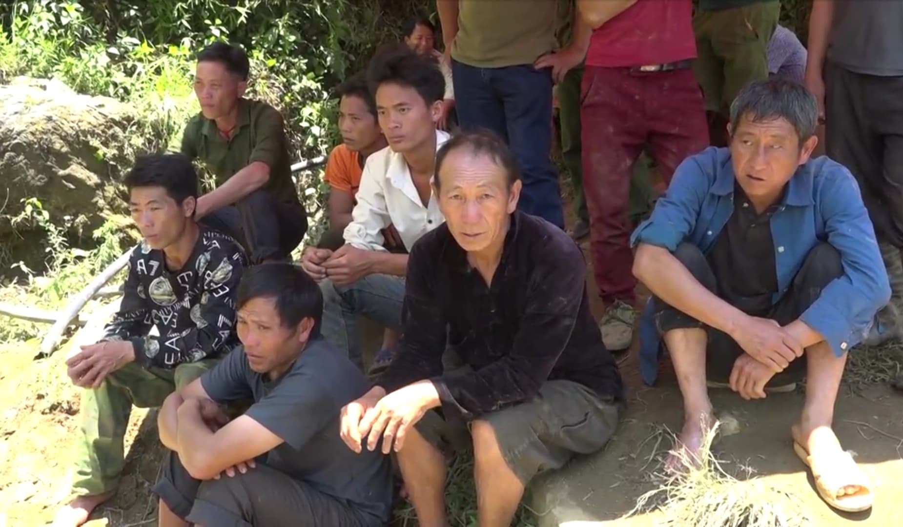 Người thân và hàng xóm nạn nhân ngóng trông và hi vọng phép màu sẽ sớm xuất hiện, đưa nạn nhân bị mắc kẹt ra ngoài an toàn.