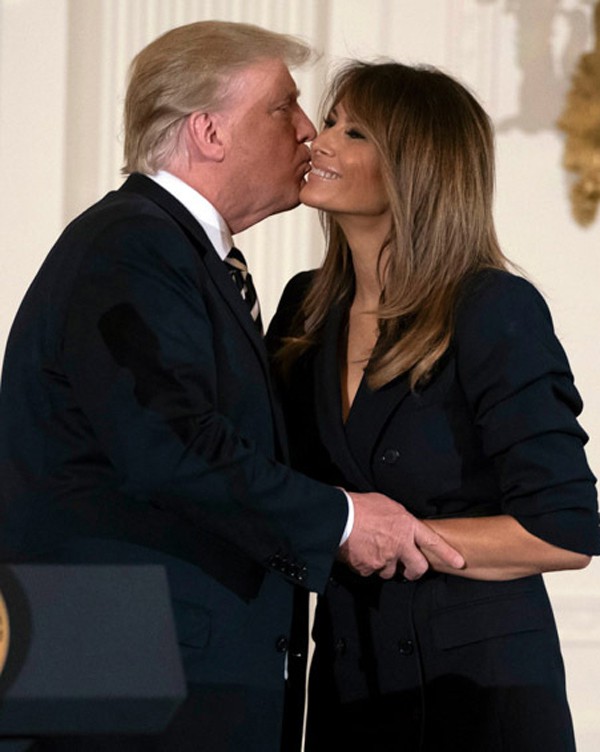 
Tổng thống Donald Trump luôn dành nhiều cử chỉ âu yếm vợ giữa chốn đông người.
