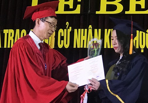GS Nguyễn Văn  Minh trao bằng tốt nghiệp cho sinh viên khóa 65 sáng 6/6. Ảnh: Tú Anh