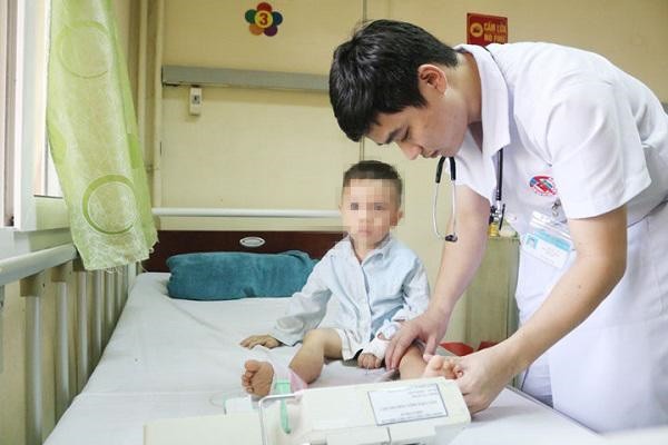 Bé B.A. khi được đưa đến viện cấp cứu.
