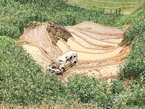 Xe ôtô lao xuống vực sâu hơn 100 m ở Lào Cai. Ảnh: CTV