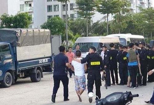 Nhóm nghi phạm người Trung Quốc bị cảnh sát bắt giữ. Ảnh: C.A