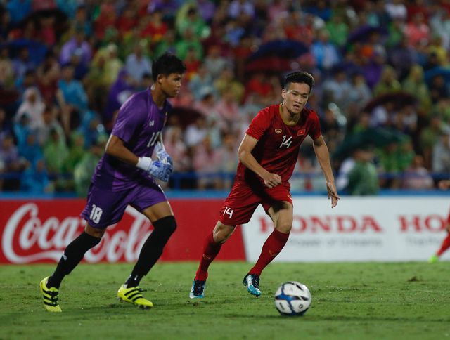 Sự xuất sắc của thủ môn Thitsar Min không thể giúp Myanmar tránh được hai bàn thua