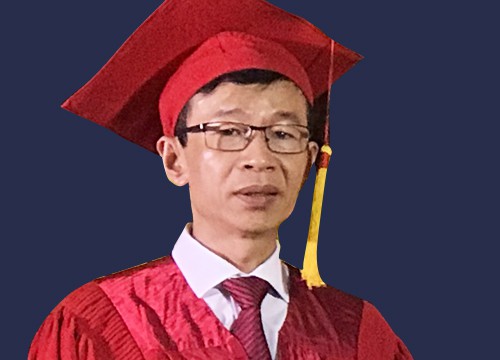 GS Nguyễn Văn Minh trong buổi trao bằng cho sinh viên tốt nghiệp sáng 6/6.