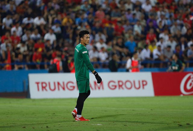 Thủ môn Bùi Tiến Dũng mang băng đội trưởng của U23 Việt Nam