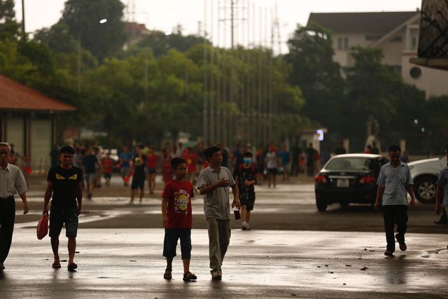 Cổ động viên đội mưa đến sân cổ vũ cho U23 Việt Nam