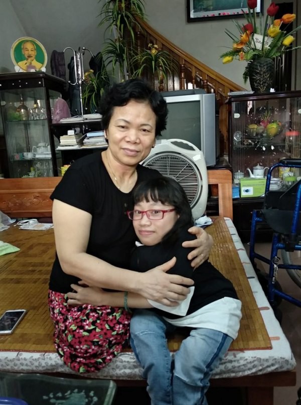 Cẩm Vân tới thăm cô giáo Tào Thị Thảo, sau khi cô bị tai nạn mất hai chân