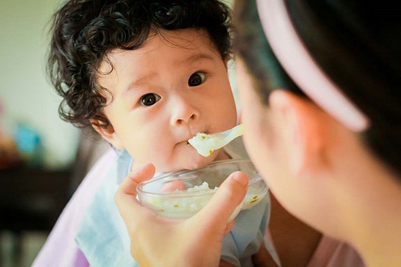 Mớm cơm – thói quen cũ cần bỏ càng sớm càng tốt để ngăn ngừa nhiễm khuẩn HP cho trẻ