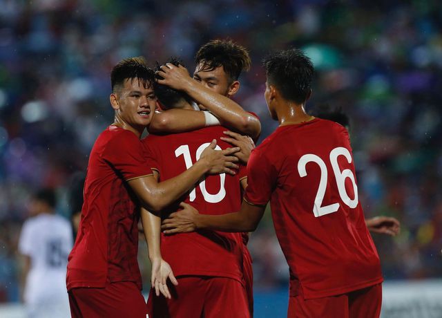 Đồng đội chia vui với Tiến Linh sau bàn nâng tỷ số lên 2-0