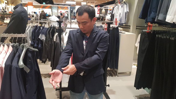 Một phóng viên thử đồ trong siêu thị của Thái Lan. Ảnh: H.Đ